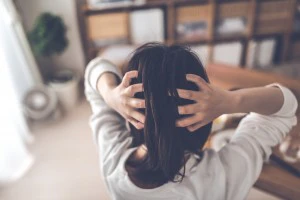 atama_kakaeru_women