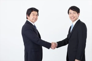 握手を交わすビジネスマン