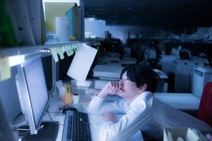 深夜に残業する男性