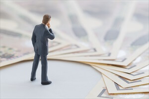 給与と報酬の違いとは?職業別の違いや税金について解説