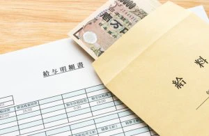 給与明細とお金のイメージ画像