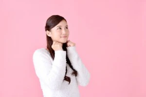 上を見上げる女性