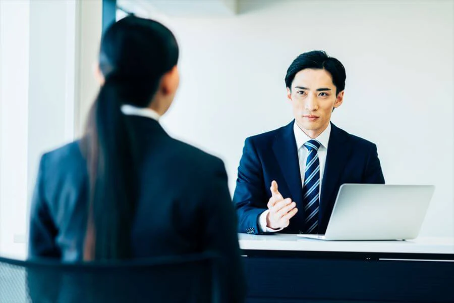 面接官と応募者が面接をしている様子