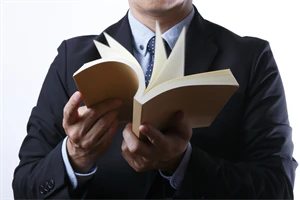 本を読む男性