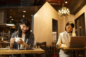 カフェで仕事をする2人