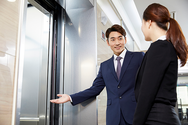 面接後、エレベーターまで見送りの意味とは｜合否に影響する？