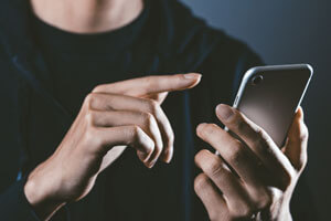 「退職したい」とLINEで伝えてもいい？文章例や注意点も紹介