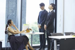 上司に説教される部下のイメージ画像
