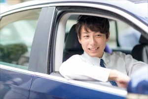 運転中の営業マン