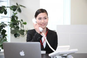 オフィスで電話をする女性