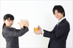 アルハラとは?意味や事例・断り方・防止対策