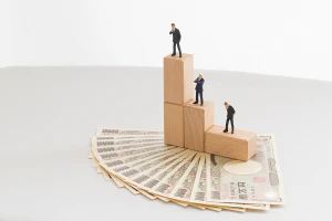 １万円札と異なる高さに立つ３人の男性