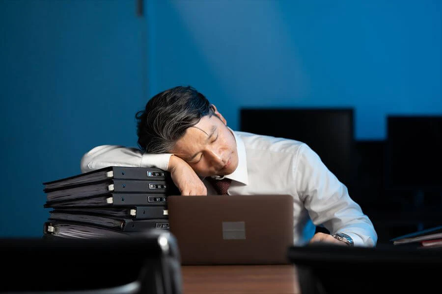 残業に苦しむ社会人