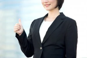 納得する女性のイメージ画像