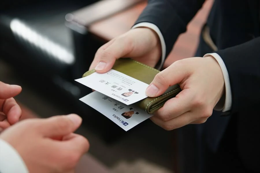 複数人いる場合の名刺の受け取り方イメージ