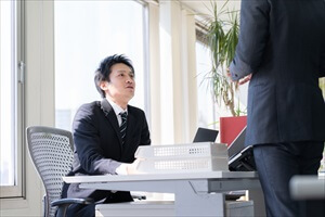 年下上司にむかつく？