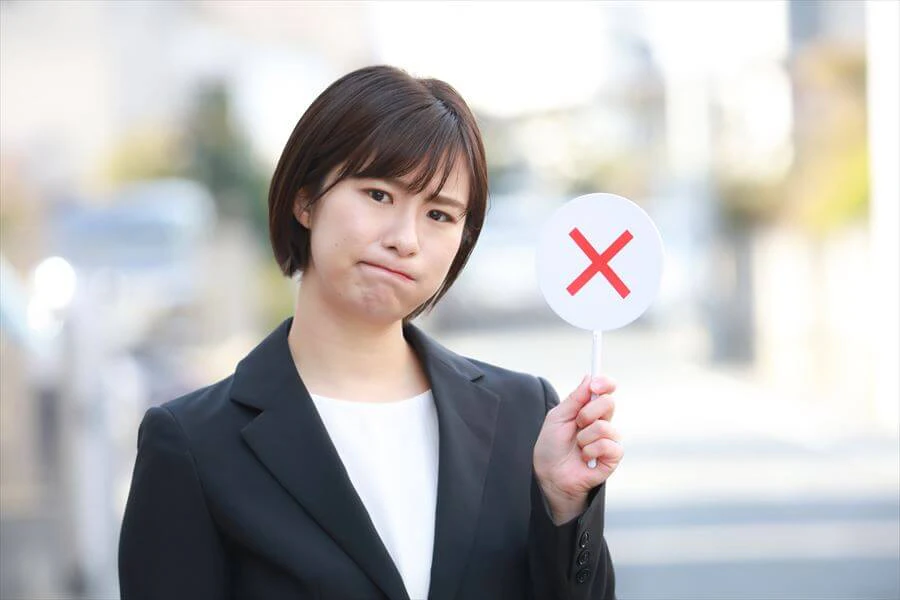 バツ印を出すスーツの女性の写真。逆質問に対する面接官の回答に対して「ありがとうございます」とだけ返すのでは拍子抜けしてしまいます。