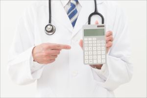 気になる医師の年収データ集【役職・病院・診療科別】