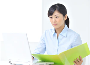 通信講座で勉強中の女性