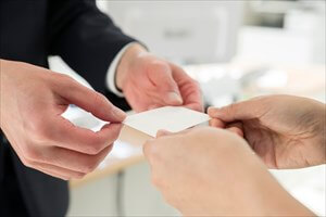 中途採用面接に名刺は必要？ 名刺の受け取り方も解説