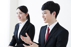 面接でスーツのボタンは開ける？閉める？