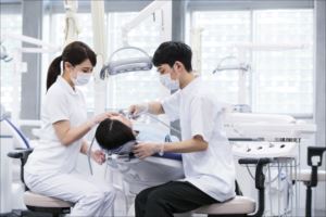 歯科医師の年収は1000万に届かない？開業医・勤務医の差も解説