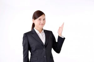 左手を挙げる女性