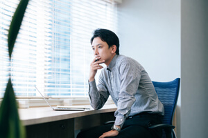 職場で自分だけ孤立してしまうのはなぜ? 5つの原因別に対処法を紹介