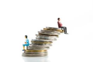 硬貨に腰掛ける男性と女性