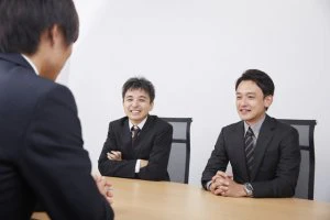 面接官が学生と話すイメージ