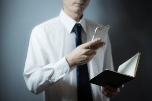 スマートフォンを持つ男性