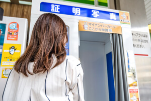 Q.履歴書の写真の背景は何色にすべき?自宅でのアプリ撮影も解説